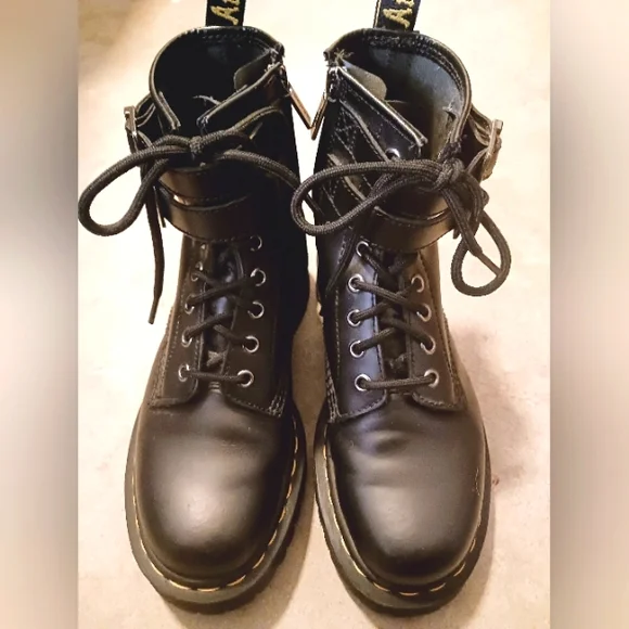 Dr. Martens 1460 Black Boot. 8 eyelet. Size 5 UK Size 7 US